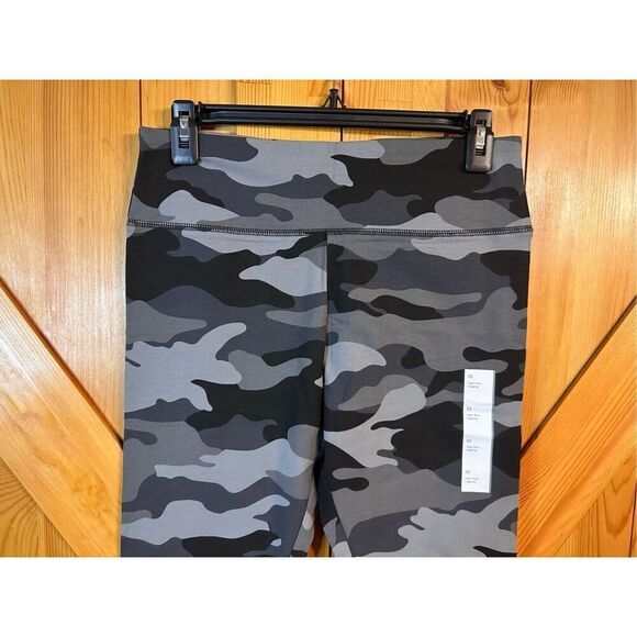 Wild Fable Gray and Black Camo High-Rise Legging Size Med NWT (4690) - Picture 3 of 7
